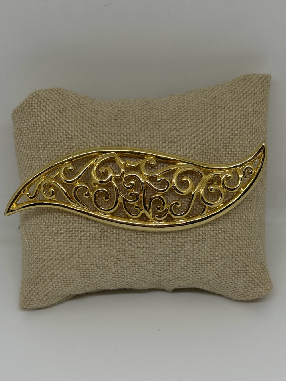 Beautiful gold tone 3.5” brooch